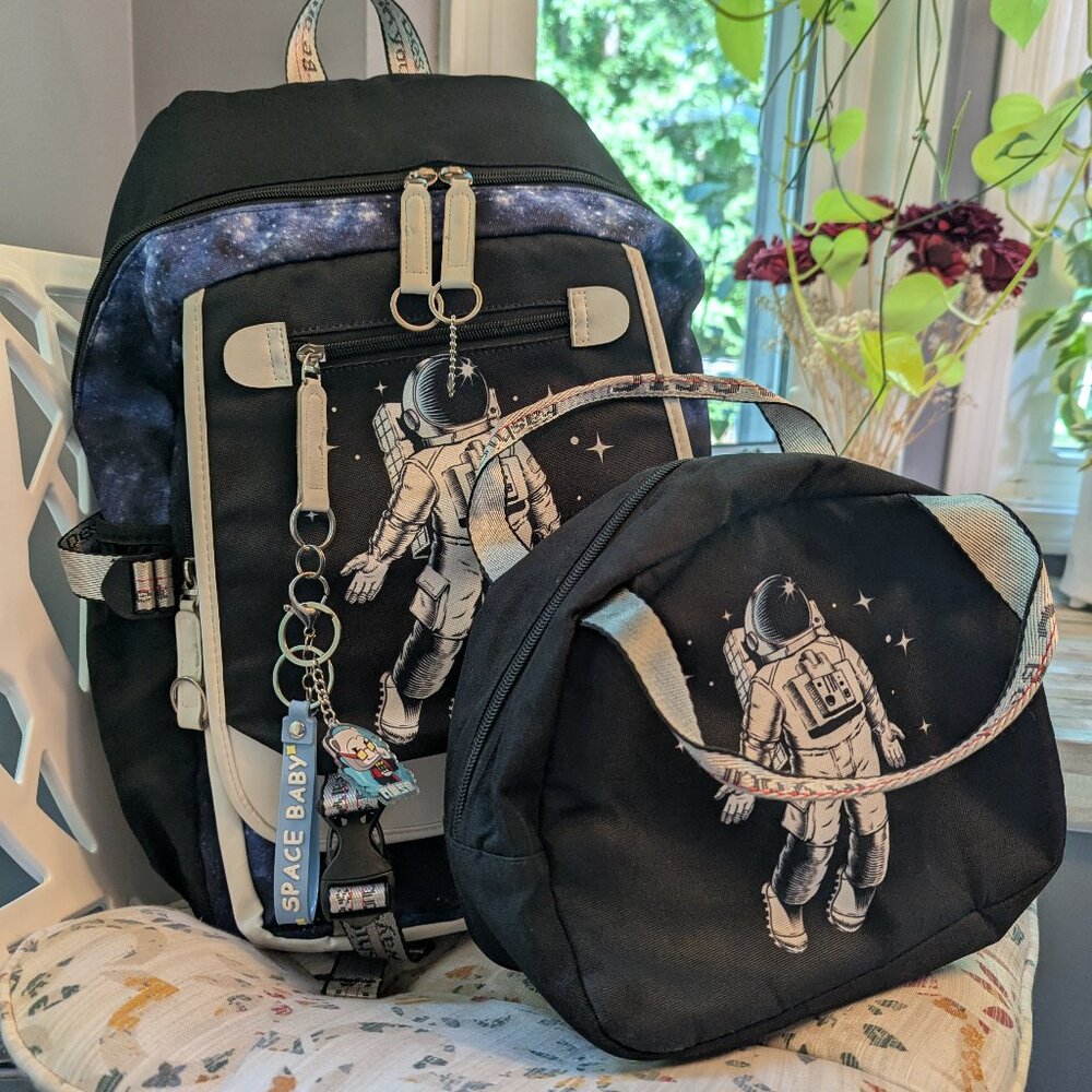 Full Size Kids School Backpack With USP Charging Port + Lunchbox - Astronaut